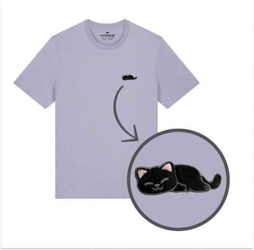 T-SHIRT_lawendowy-spiacyczarnykotek.png